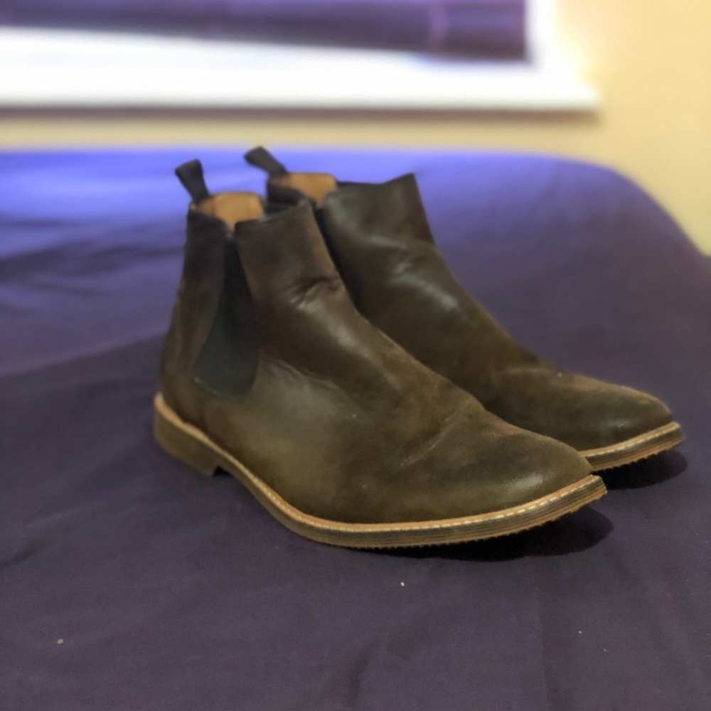 Also brown Chelsea boots